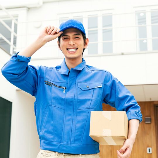 小包を運ぶ男性スタッフ