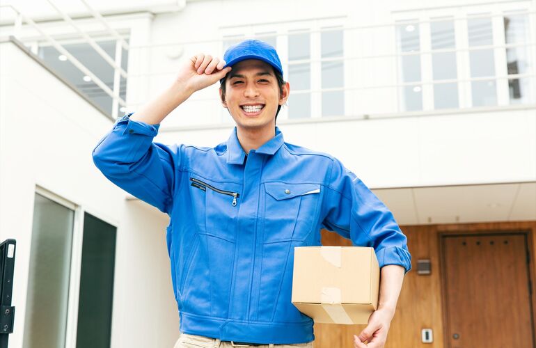 小包を運ぶ男性スタッフ